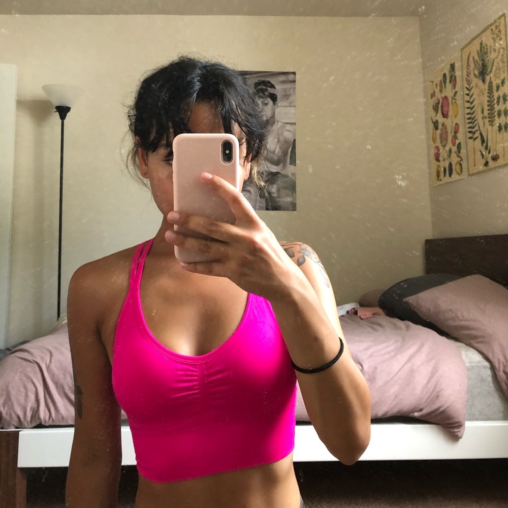 hot pink sports bra 💕